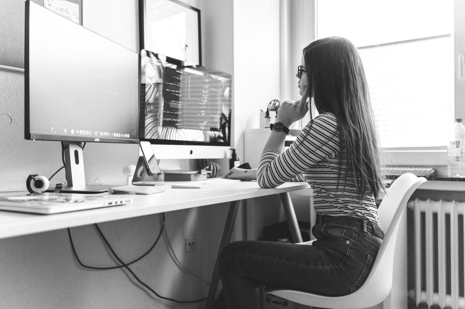 Personne consultant ses finances sereinement